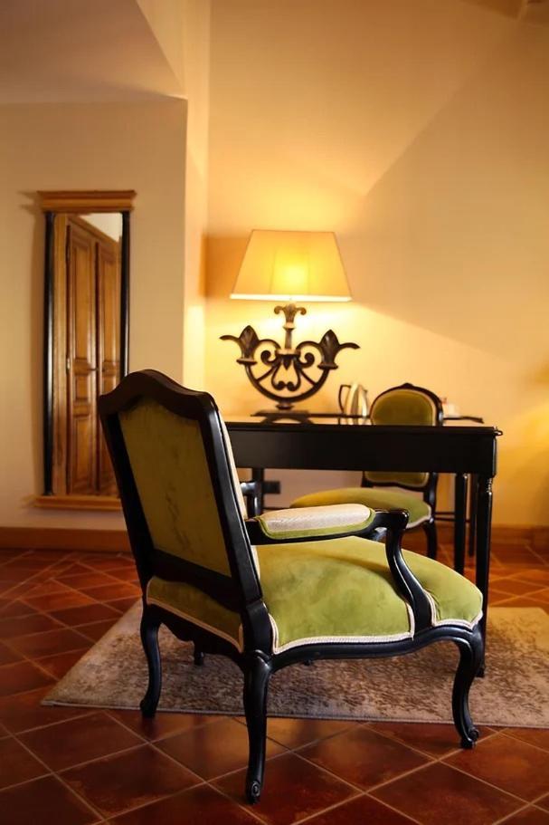 La Villa Mazarin Aigues-Mortes Exterior foto A room at the hotel