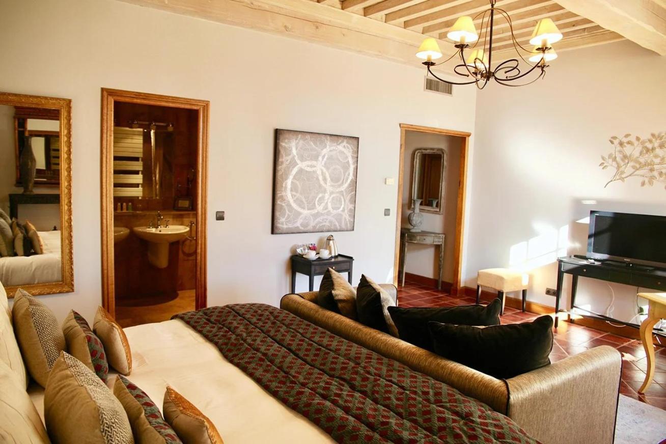 La Villa Mazarin Aigues-Mortes Exterior foto A suite at the hotel