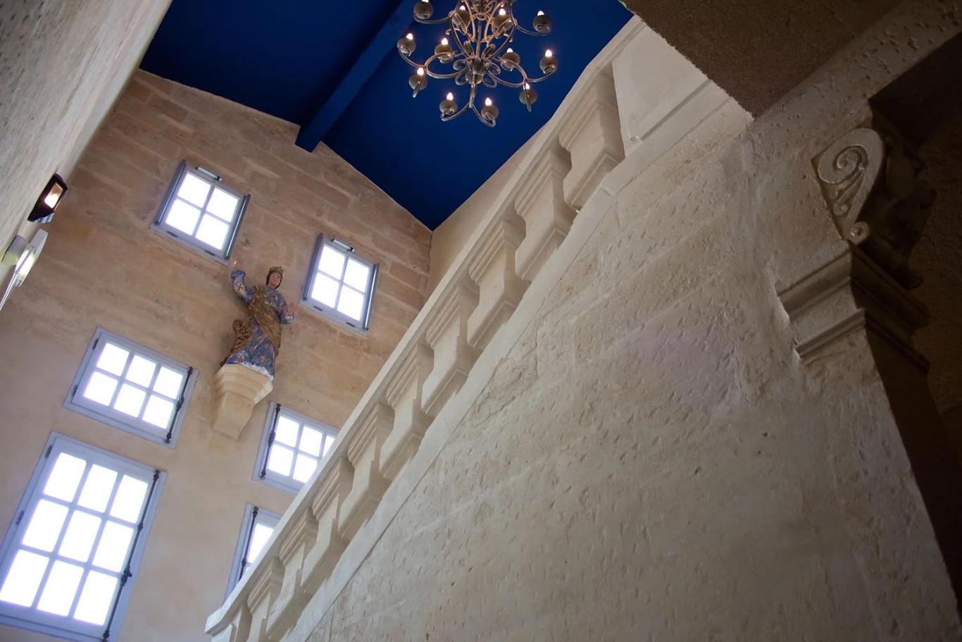 La Villa Mazarin Aigues-Mortes Exterior foto The interior of the church