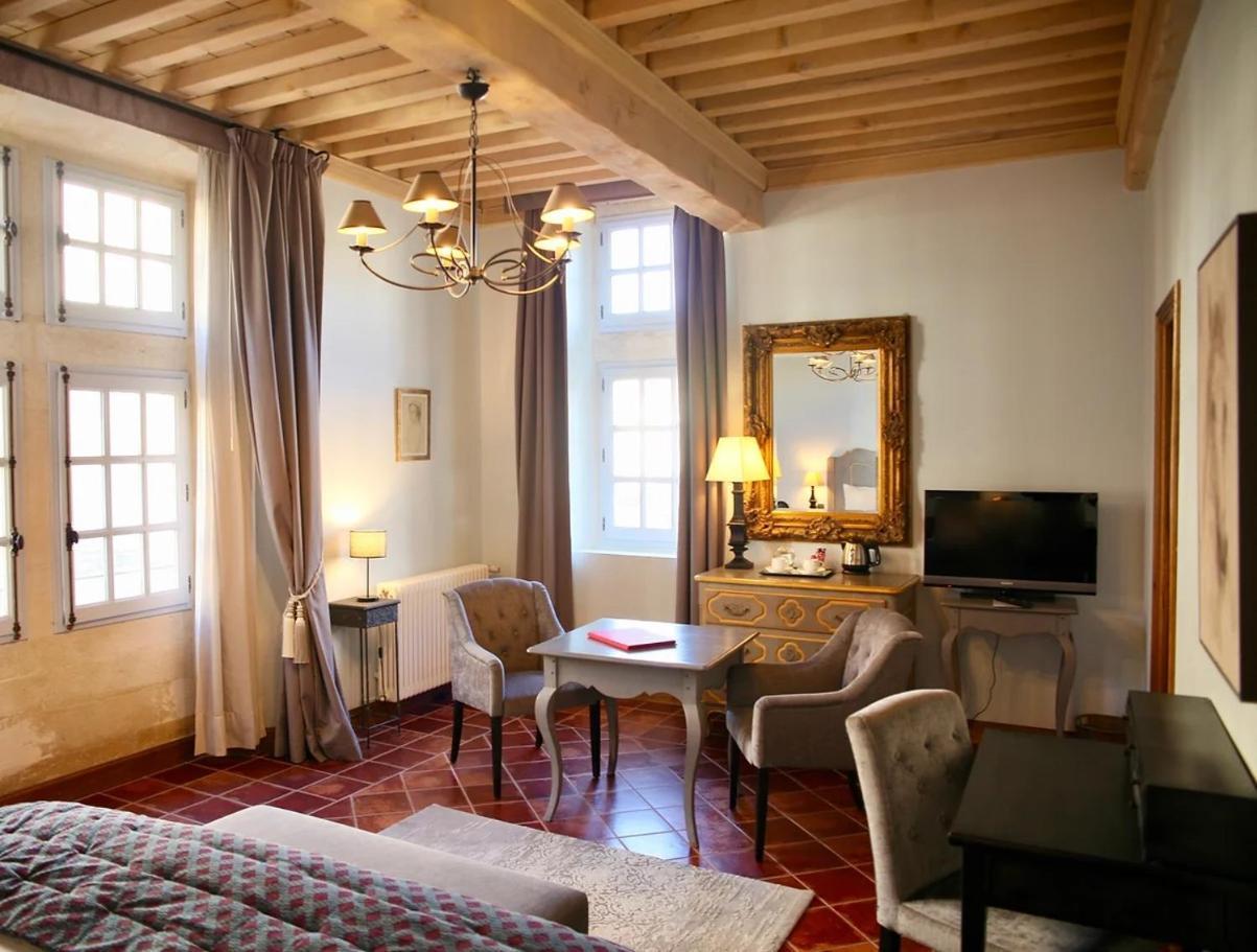 La Villa Mazarin Aigues-Mortes Exterior foto A room at the hotel