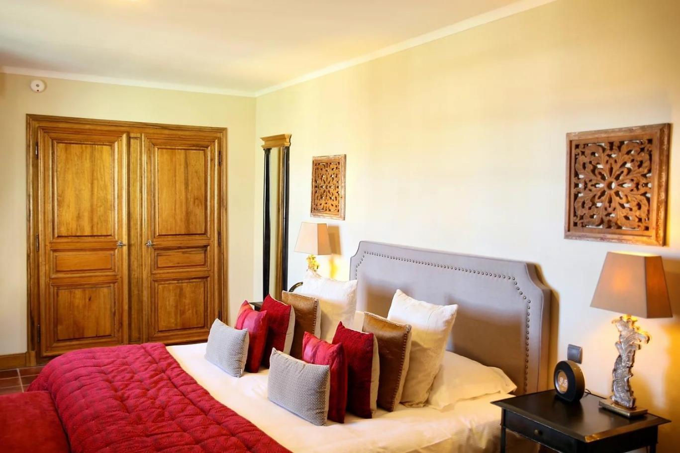 La Villa Mazarin Aigues-Mortes Exterior foto A bedroom at the hotel