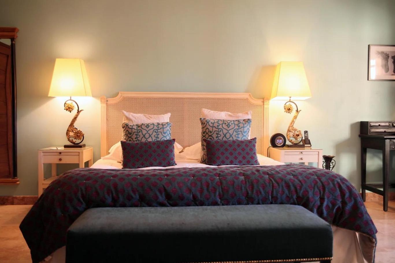 La Villa Mazarin Aigues-Mortes Exterior foto A bedroom at the hotel