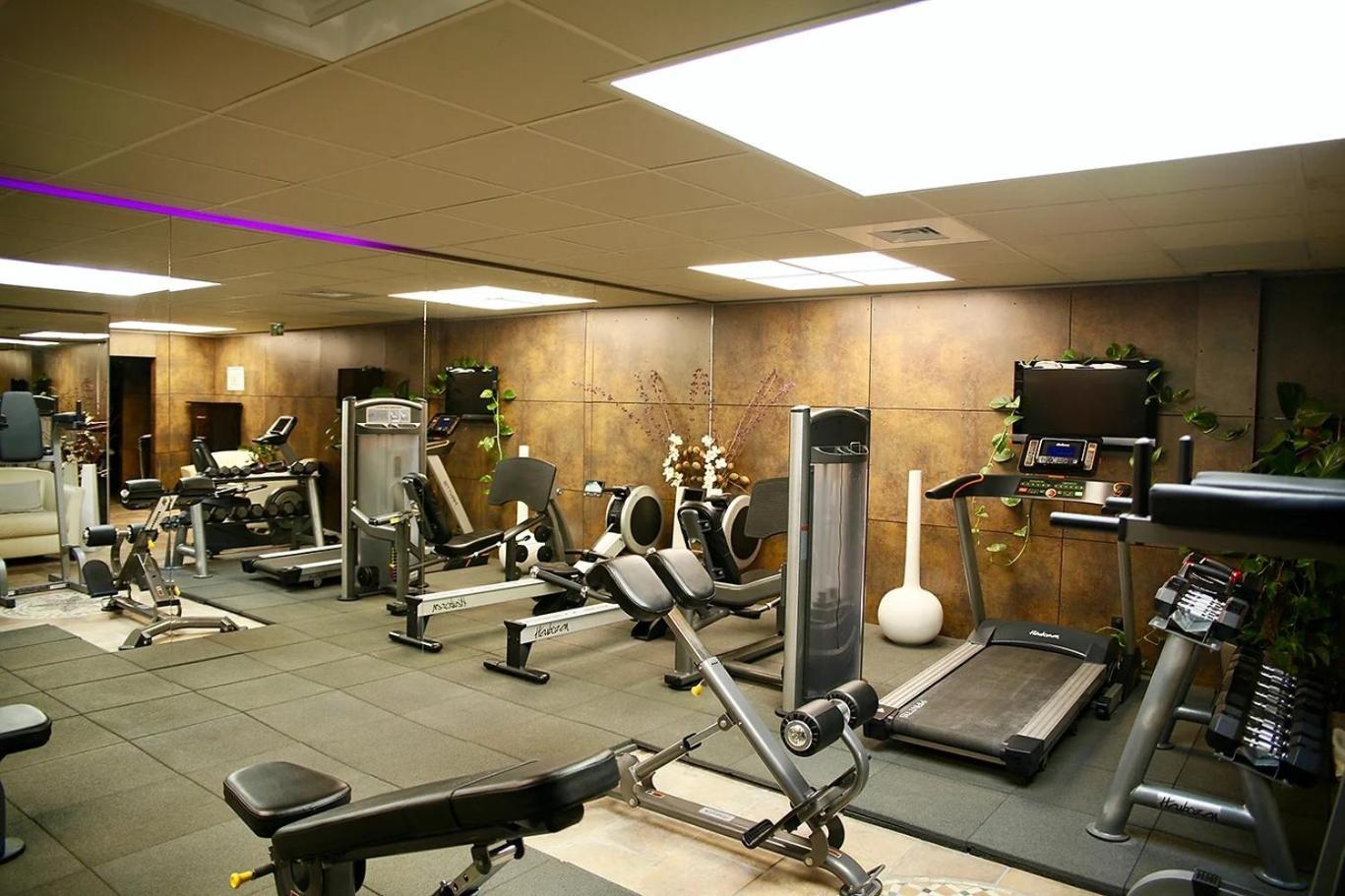 La Villa Mazarin Aigues-Mortes Exterior foto A gym in a hotel