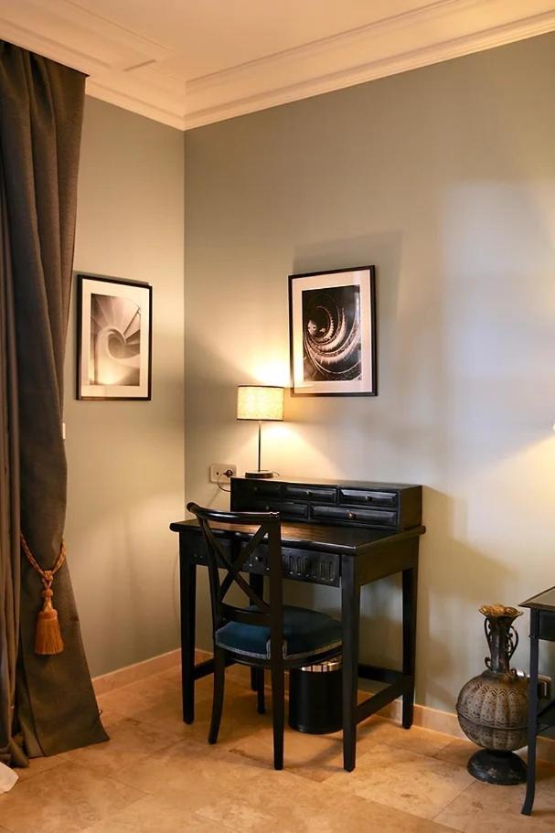 La Villa Mazarin Aigues-Mortes Exterior foto A writing desk