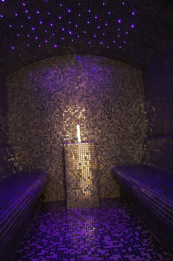 La Villa Mazarin Aigues-Mortes Exterior foto A steam room