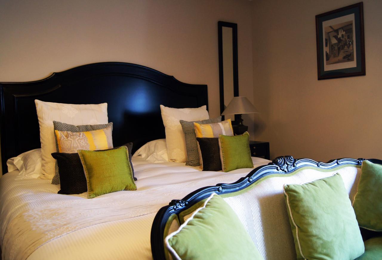 La Villa Mazarin Aigues-Mortes Exterior foto A bedroom at the hotel