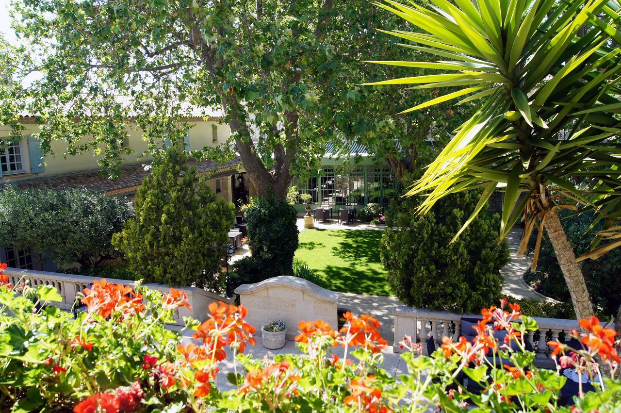 La Villa Mazarin Aigues-Mortes Exterior foto The garden of the hotel