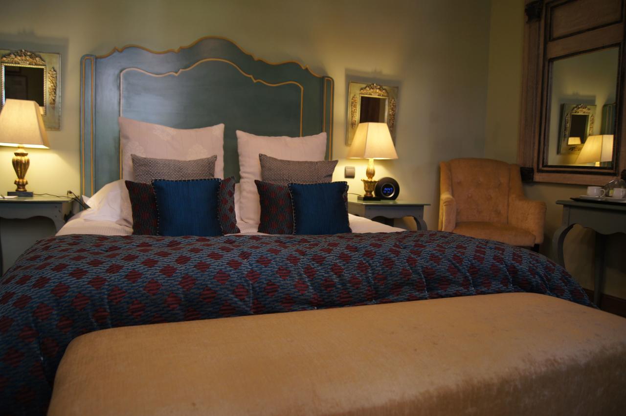 La Villa Mazarin Aigues-Mortes Exterior foto A bedroom at the hotel