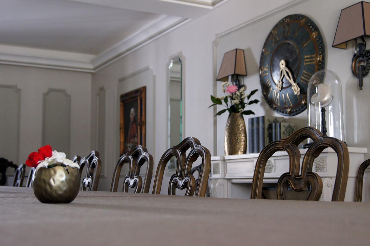 La Villa Mazarin Aigues-Mortes Exterior foto Dining room