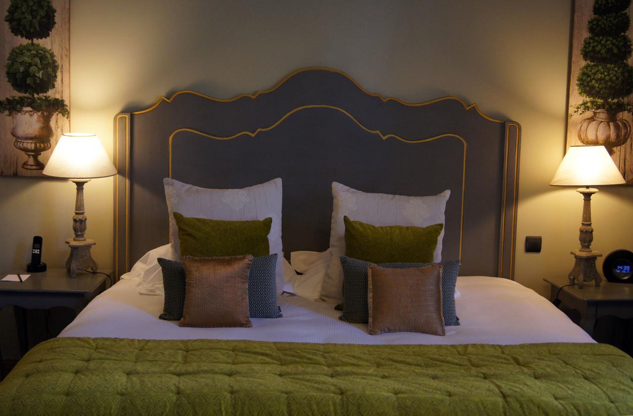 La Villa Mazarin Aigues-Mortes Exterior foto A bed with a headboard