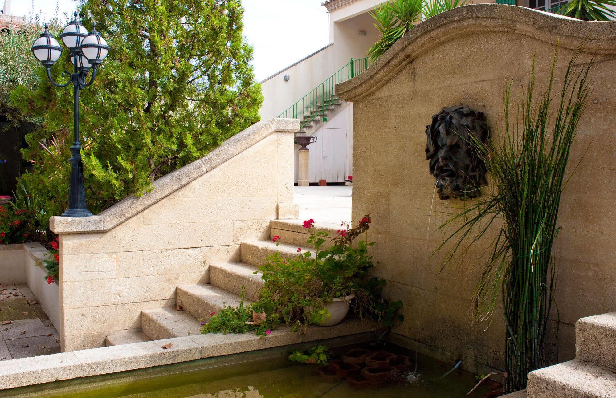 La Villa Mazarin Aigues-Mortes Exterior foto The Lion's Head