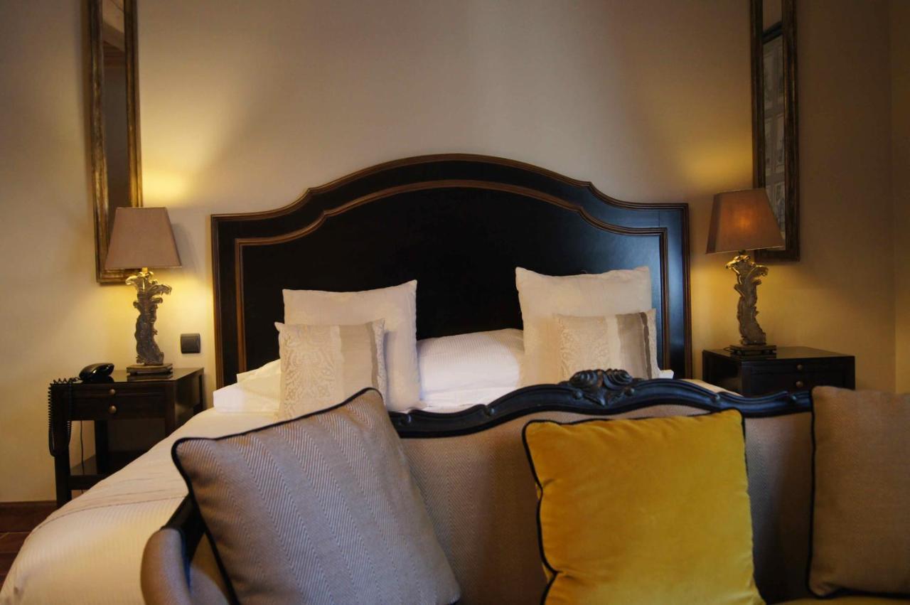 La Villa Mazarin Aigues-Mortes Exterior foto A bedroom at the hotel