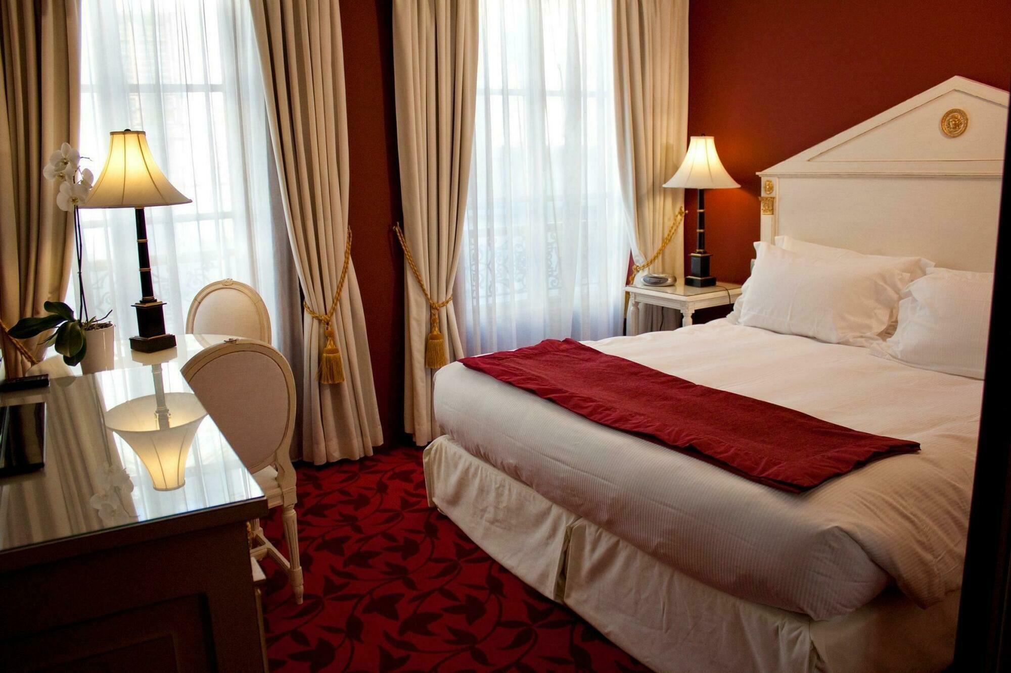 La Villa Mazarin Aigues-Mortes Exterior foto A guest room at the Hotel de Ville